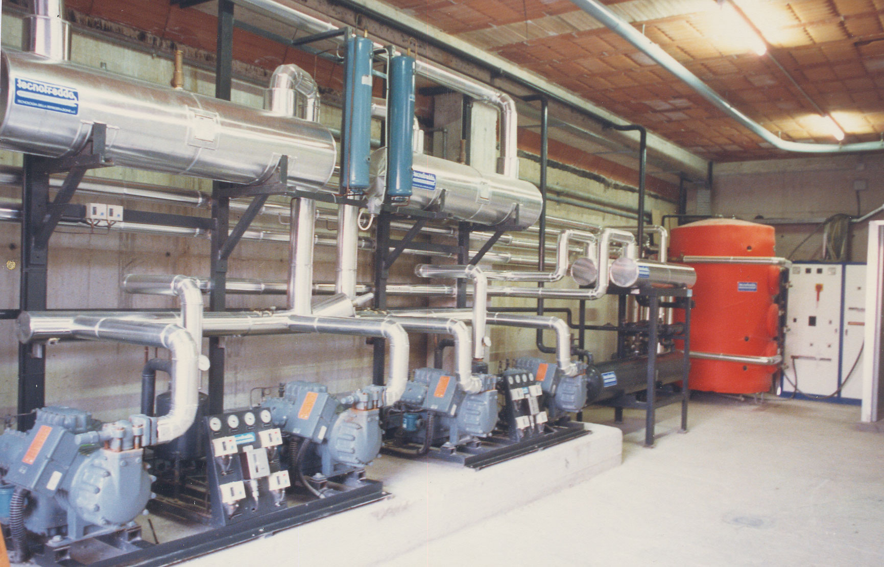 Centrale frigorifera da sala macchine per lavorazione carni particolare serbatoio accumulo acqua calda prodotta da recupero di calore